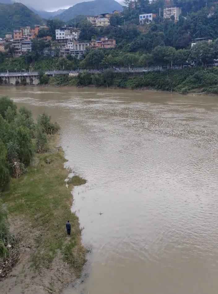 清晨速递:降温超10℃+大暴雨!假期出行安全预警 清晨速递:降温超10℃+大暴雨!假期出行安全预警