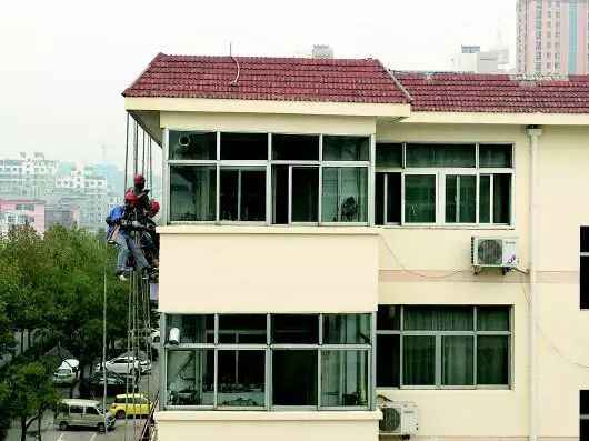 福建老旧小区改造征求意见:全方位升级门窗隔音、拆除违建、加装门禁、拓宽道路 福建老旧小区改造征求意见:全方位升级门窗隔音、拆除违建、加装门禁、拓宽道路