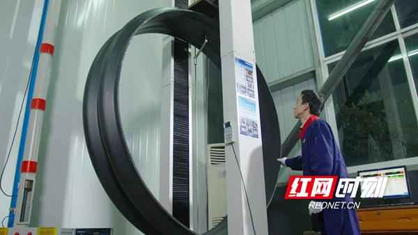 热浸涂塑钢管安装视频：望城“小巨人”引领世界一流管道生产