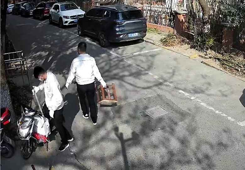 白色电力管安全警示：假电工盗窃电线真相大起底