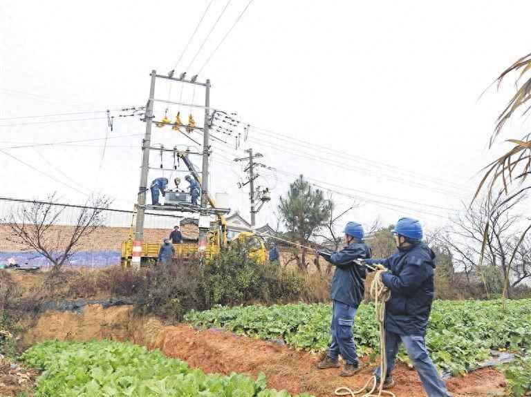 电力局管变压 陆良供电局：给变压器增容 为群众“添暖”