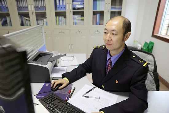 南宁供电段：平凡工匠坚守岗位 护佑铁路安全畅通