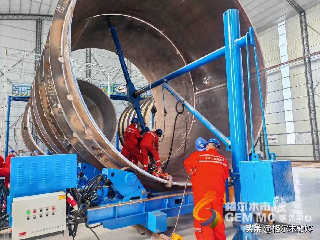格尔木电力管新突破：南山口抽水蓄能电站压力钢管成功下线
